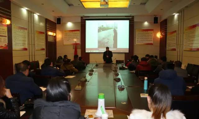 老师在做报告
