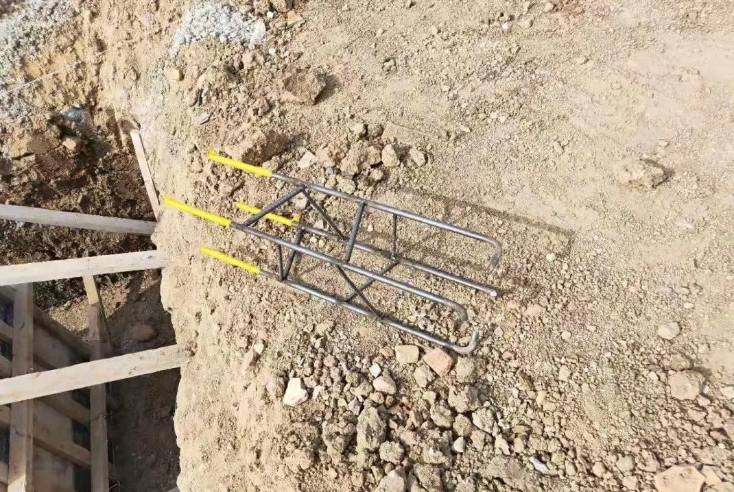 立柱同预埋件的连接必须是满焊的、而不是点焊1.jpg